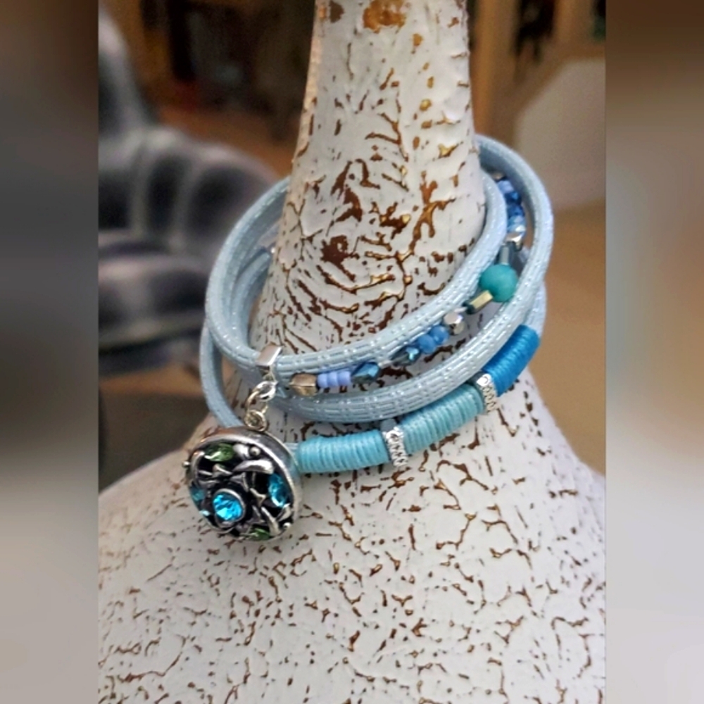 ☀️SOLD☀️Beautiful shimmery wrap bracelet with magnetic clasp closure - Picture 4 of 4